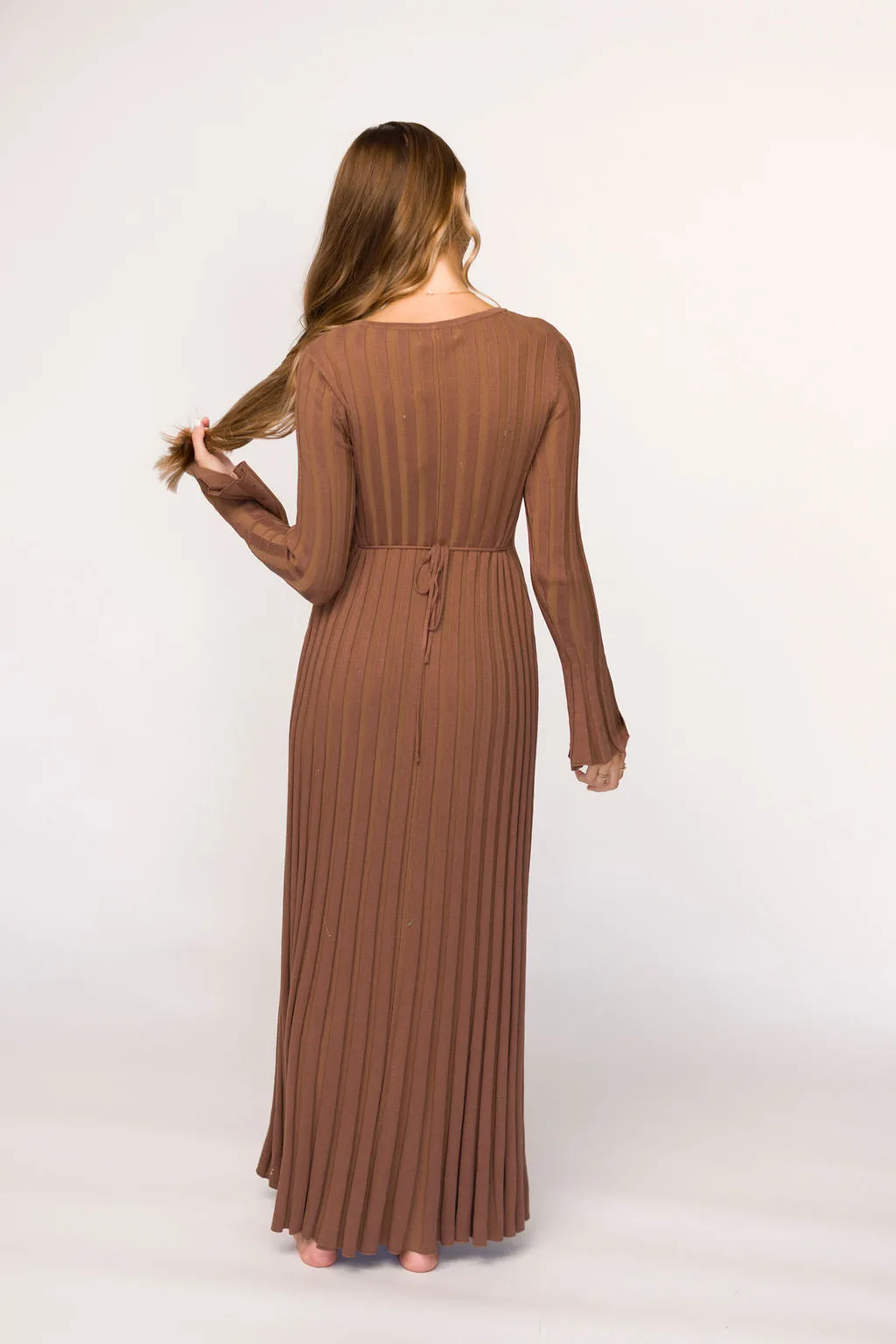 Hadley Long Sleeve V-Neck Knit Maxi Dress in Cocoa