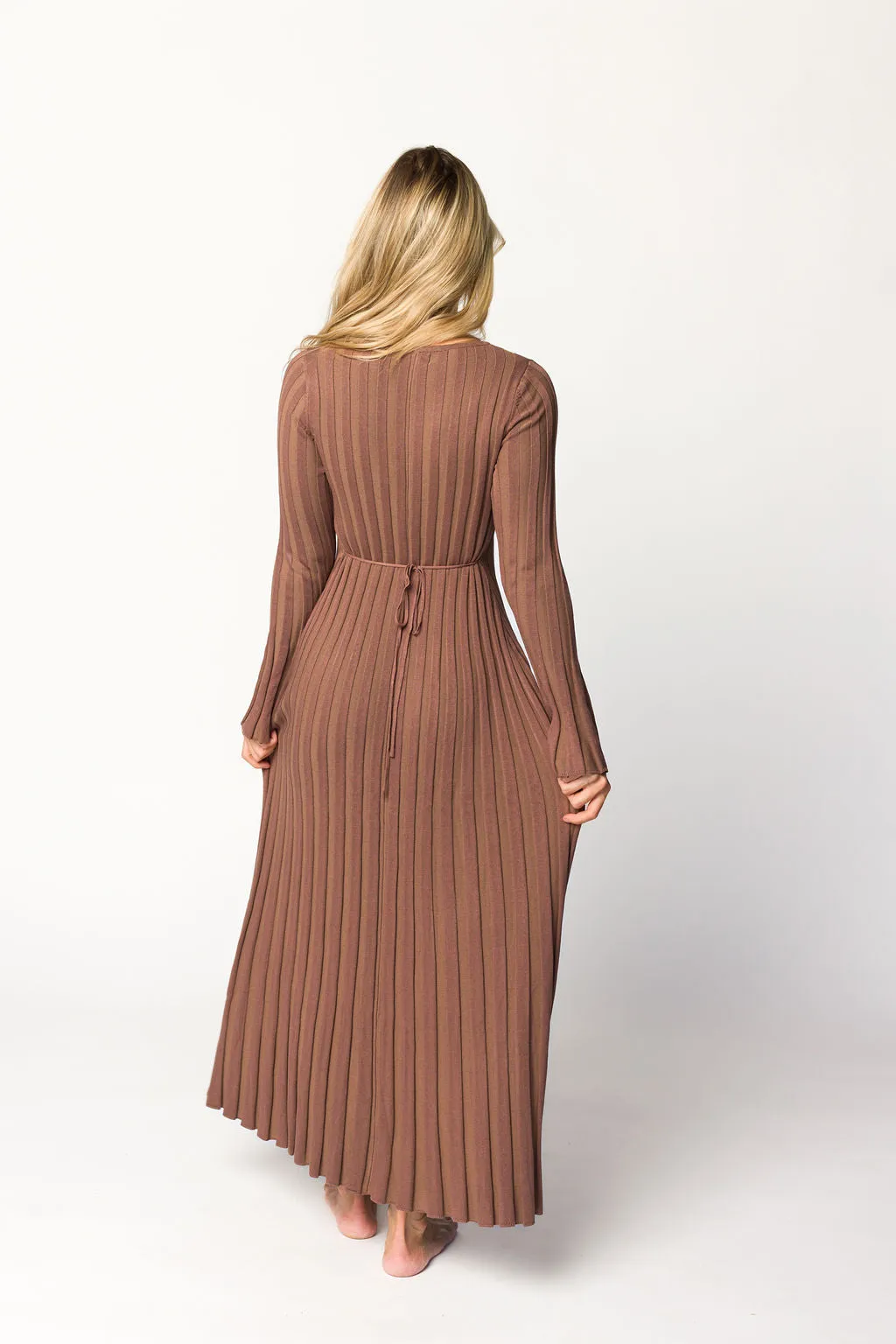 Hadley Long Sleeve V-Neck Knit Maxi Dress in Cocoa