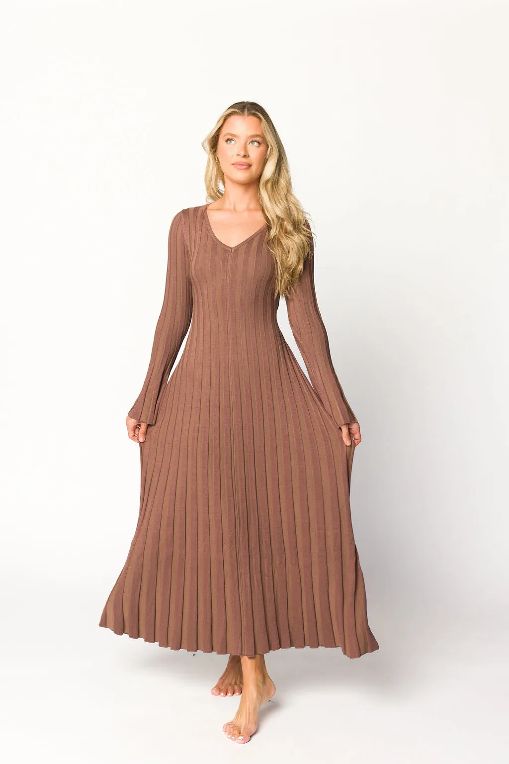 Hadley Long Sleeve V-Neck Knit Maxi Dress in Cocoa