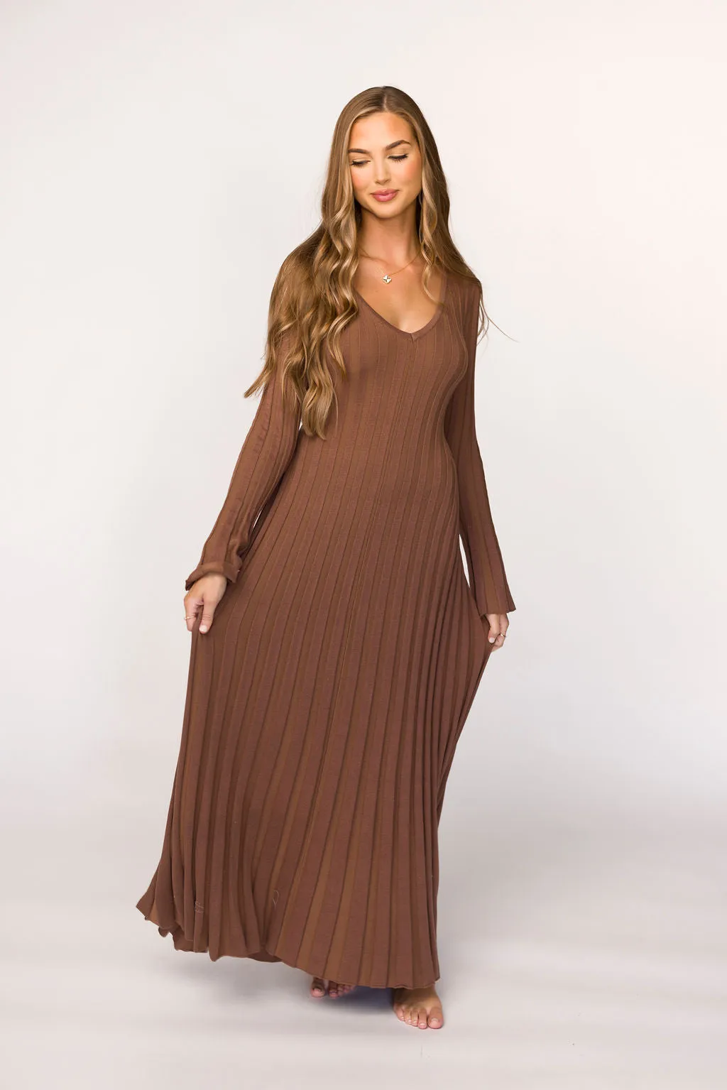 Hadley Long Sleeve V-Neck Knit Maxi Dress in Cocoa